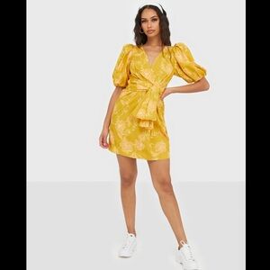 Ever New Melbourne Curve Esme Puff-Sleeve Dress In Ochre Spray Floral US 18